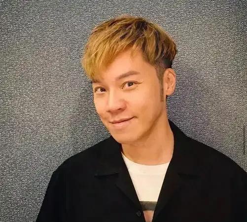 香港知名男星、TVB前艺人王贤志，身为娱乐圈富三代，家庭背景殷实。然而，去年年底