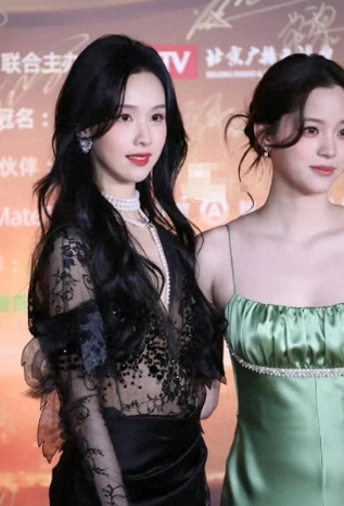 陈都灵一袭黑色蕾丝透视纱裙亮相微博之夜红毯，清纯魅感！欧阳娜娜一袭绿色吊带长裙，