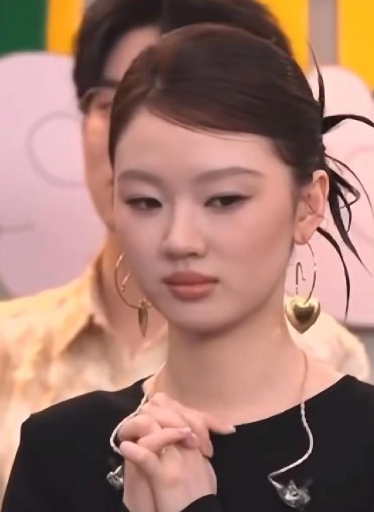 单依纯在《歌手2025》中得了两批第一，立马就有人说单依纯会取代王菲。
且不说这