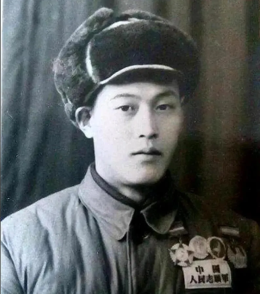 1952年，张文荣被美军俘虏后叛变，在奉命打入志愿军内部时，他却在跳伞前将一颗手