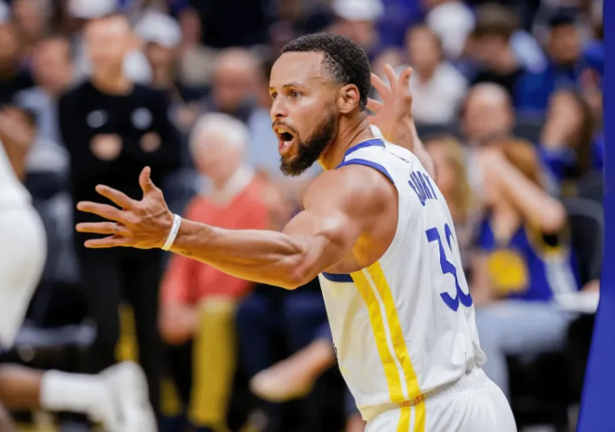 库里半场13中6，三分8中3得到18分2助攻1抢断2失误
今天NBA常规赛步行者