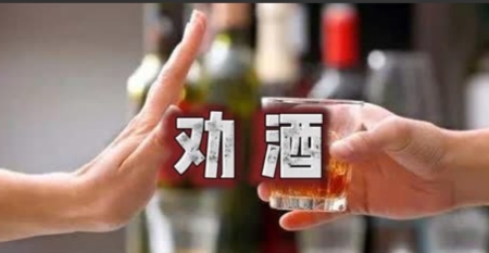 山东一男子在喝酒时发现酒店老板为母亲庆生聚会，举杯跑去凑热闹，被老板驱离。结果第