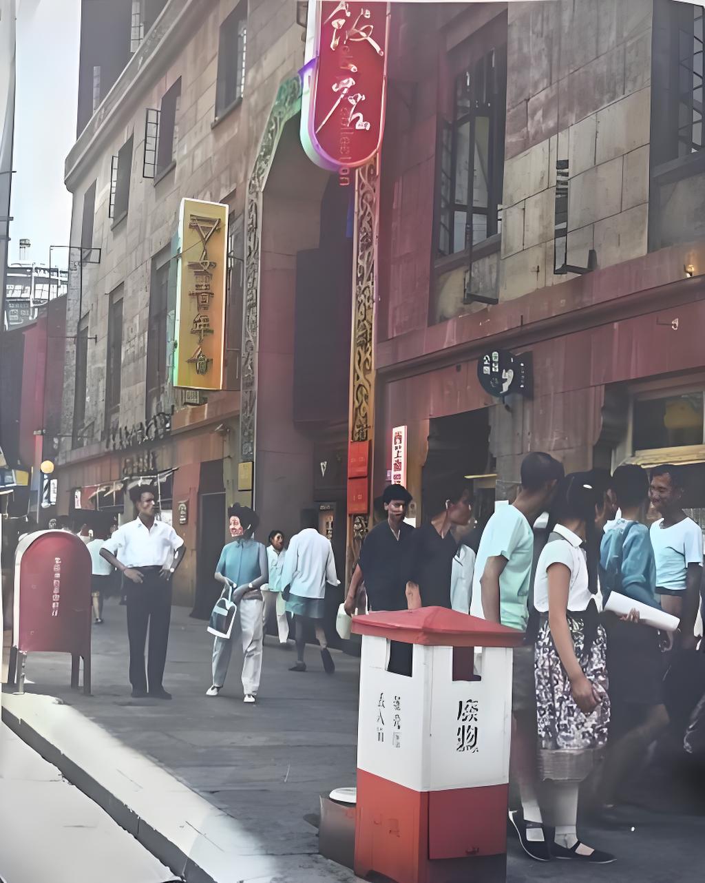 这是1963年上海八仙桥一带的街景，画面里有女青年会建筑和淮海饭店