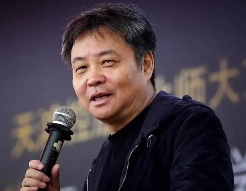 主持人问余华:“你的婚姻经验是什么？”
余华回答说:“我的婚姻经验就是学会闭嘴。