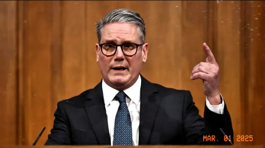 据最新消息，英国反对党工党领袖斯塔默在布鲁塞尔峰会上与乌克兰总统泽连斯基会面时表