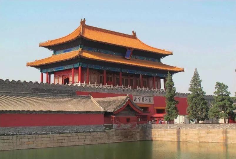 神武门原称“玄武门”，始建于明永乐十八年(1420)，清康熙年间重修。神武门为城