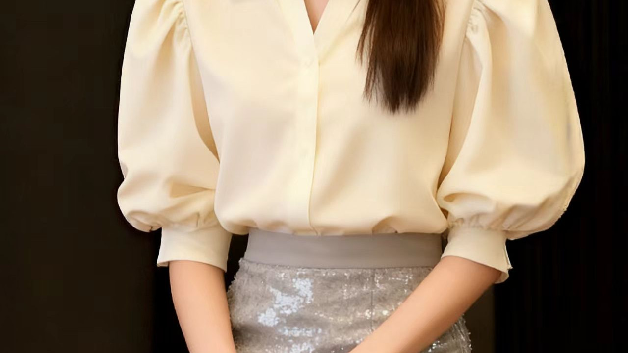 模特秀场：米黄色衬衫，透亮包裹裙