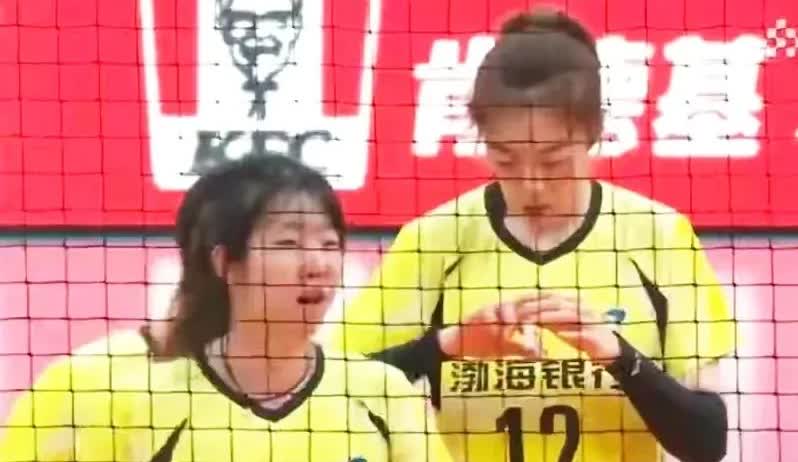 今天，全锦赛天津女排亮相，首战山东女排，结果排超过后大半年，天津女排口口声声的狠