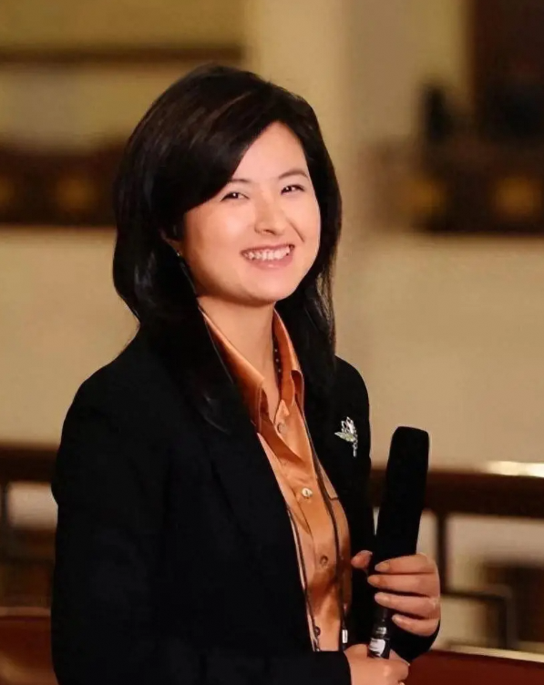 曾经央视美女主持人张泉灵，嫁给大18岁丈夫如今52岁满头白发