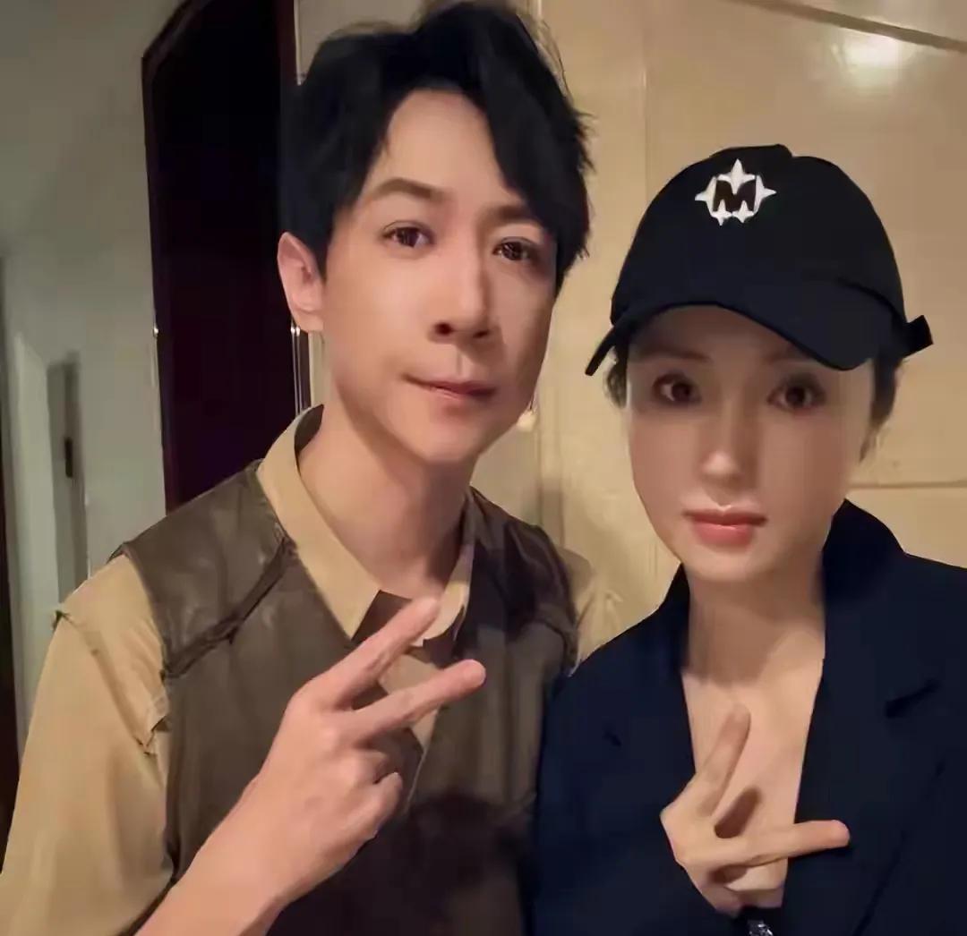 一次简单的朋友聚餐，把董璇和二婚丈夫张维伊的婚姻槽点都暴露出来了。
吃饭时董璇紧
