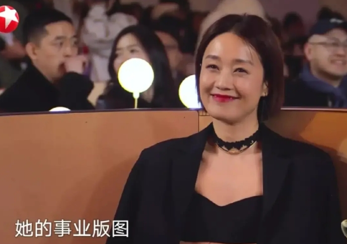 马伊琍真抗老，短发不输秦岚，同框不输于适，完全没有年龄感，反而满满豪门姐姐气质，