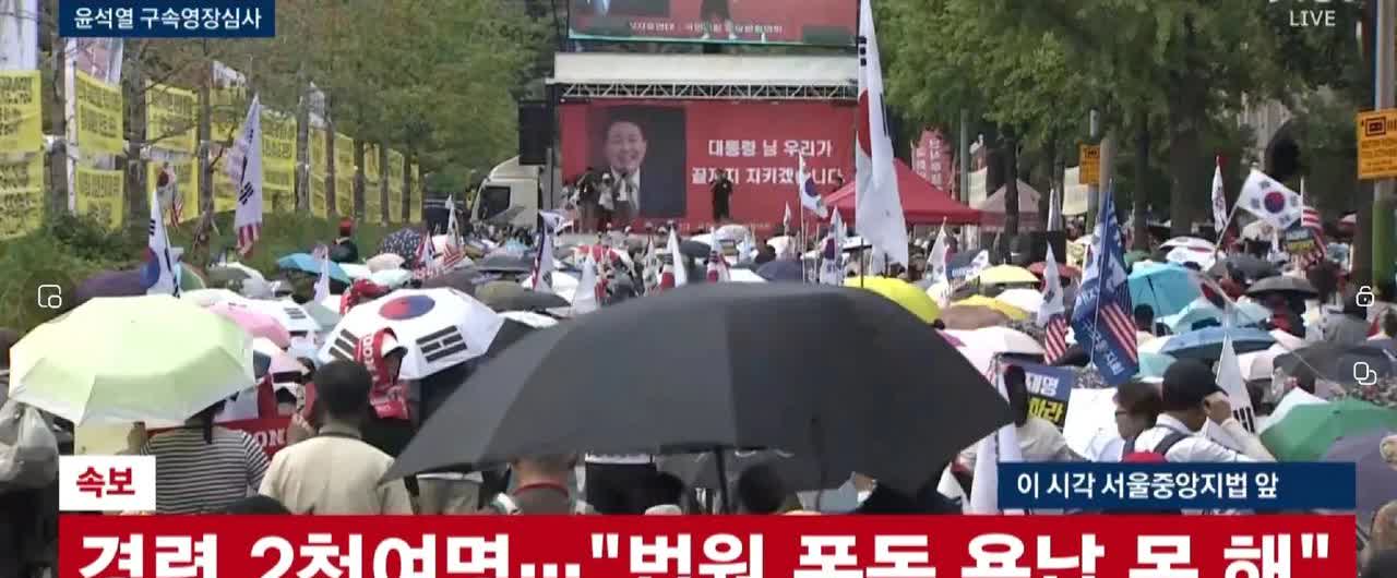 今天应援尹锡悦的人流都是和韩国极右翼政党自由统一党相关联的组织发起聚集的，但是画