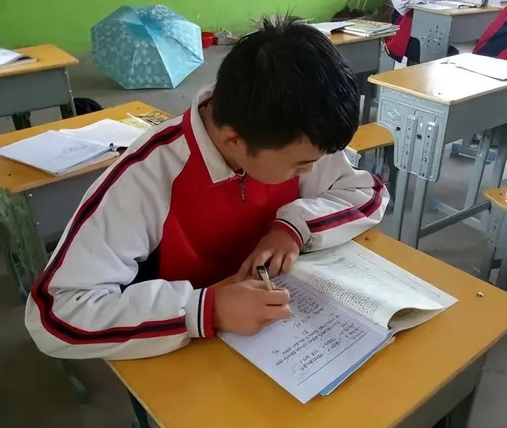从几年级开始，孩子的成绩就不太有欺骗性了？
1、高中之前，成绩好的可能会有欺骗性