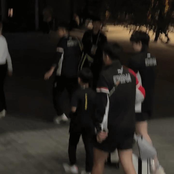 小海螺：有点心机又如何[送心]
中国大满贯赛后，王楚钦摸了王皓小儿子的脑袋。但是