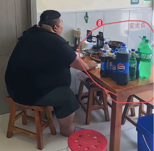 大胃袋良子味儿真足，卡视角这一块儿他只让你看到一部分vs实际的 ​​​
