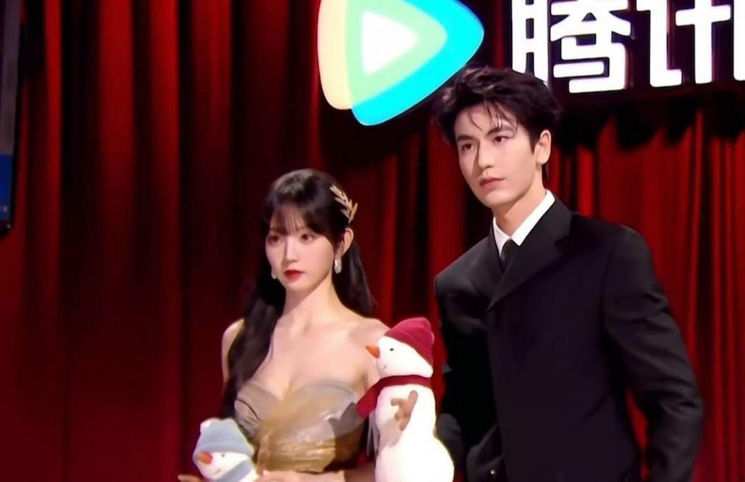 逐玉 田曦薇+张凌赫
走个红毯都是离婚感#逐玉##田曦薇##张凌赫#