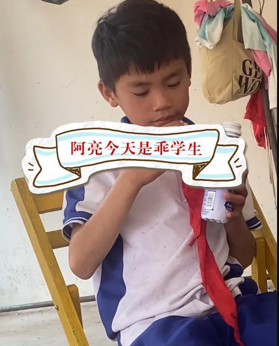 “海漂阿亮的战绩是假的，是假的！”阿亮亲姐亲自出面曝光。
近日，关于10岁男孩阿