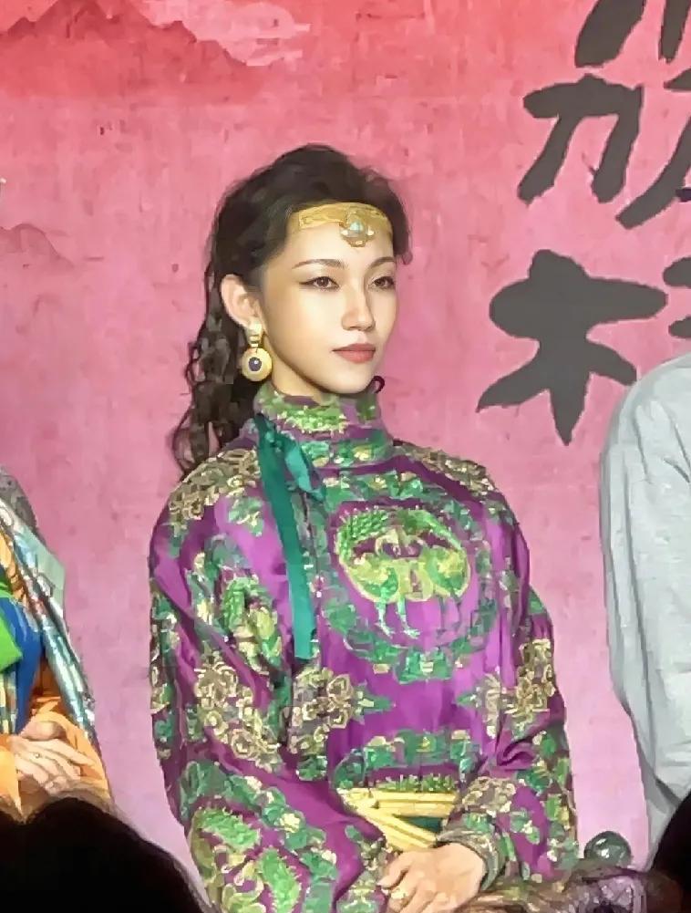 纯路人，
有一说一不吹不黑，
那尔那茜的气质确实有种高贵独特的美，还有那种柔中带