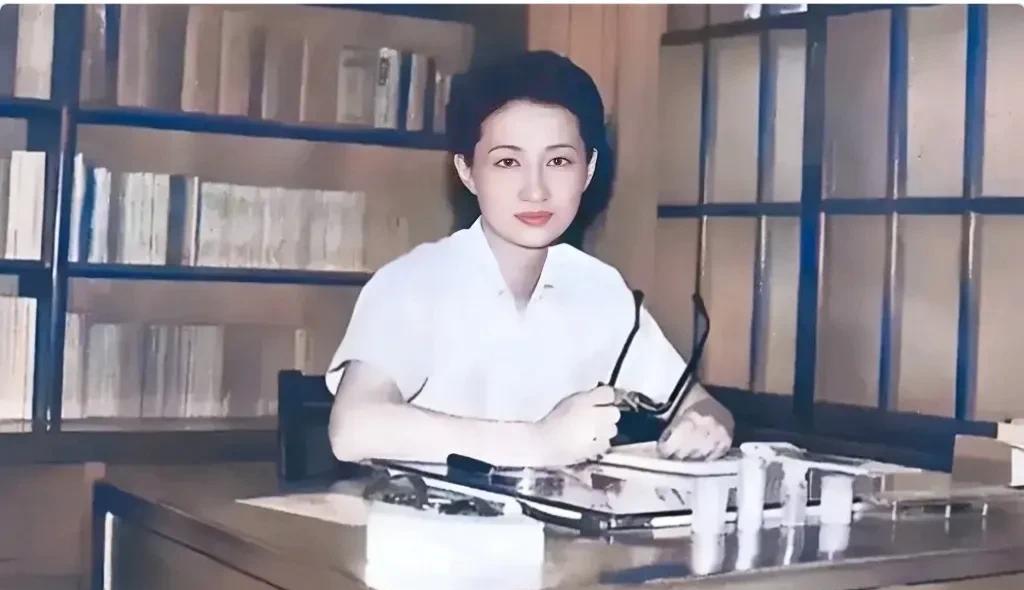 都说她年轻时美得不可方物！这是1947年她年轻时拍的留影老照片，不是演员，货真价