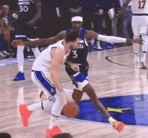 湖人亏大了啊
NBA官方今天给出了湖狼大战G4最后两分钟的裁判报告，其中只有一次