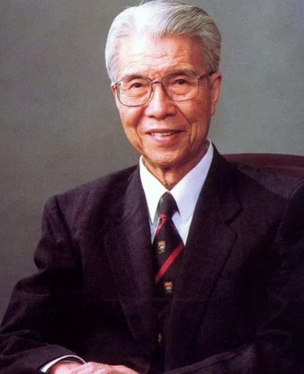 1948年，他镇定的拿起刀，不和妻子商量，毅然的用手术刀挥向了自己出生仅有三天的