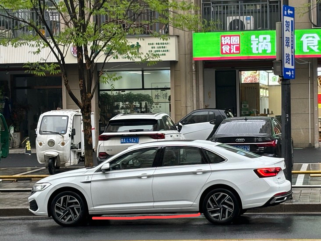 红线这一圈油漆都是凹凸不平的
提车半个月了才发现，这个下面一圈白色的油漆都是凹凸