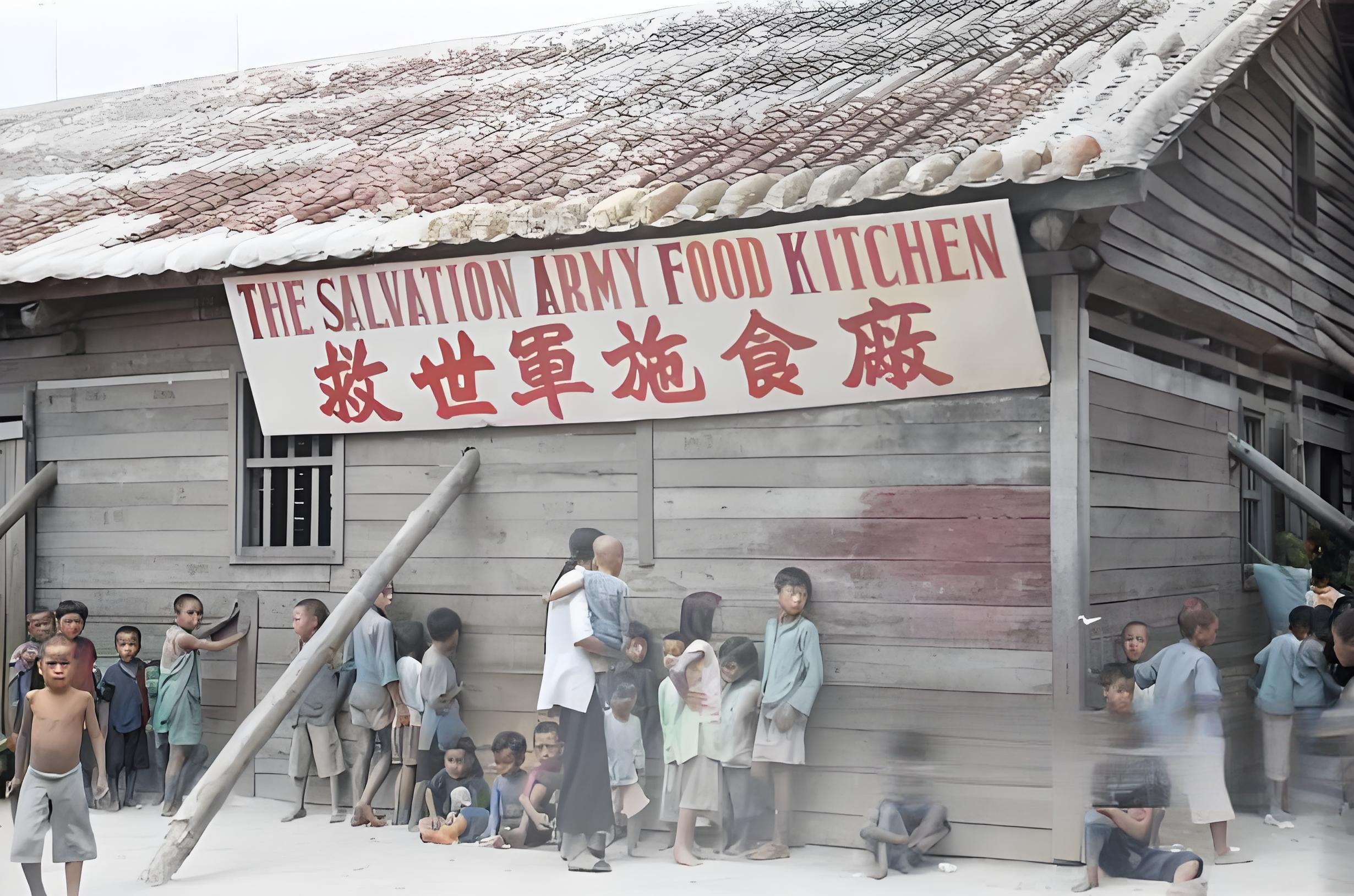 1941年，香港，人们在救世军食品厨房领取食物救济 ​​​