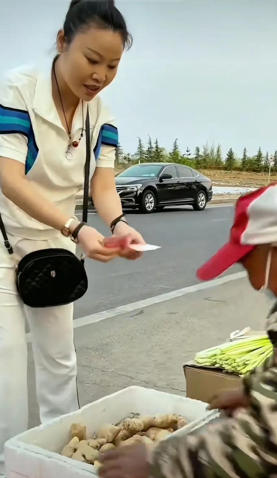 草帽姐的姑娘，跟着李超这个爹就学坏了。
     今天看了一个视频，草帽姐和姑娘