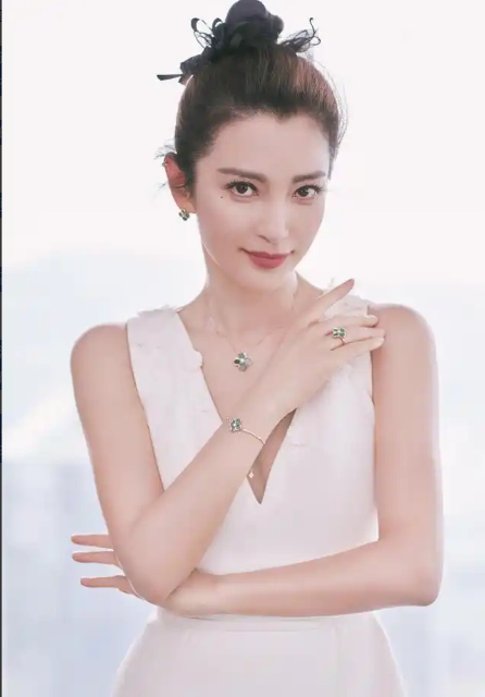 1999年，42岁的地产富商石涛看上了李冰冰。为了抱得美人归，石涛送上30多万的