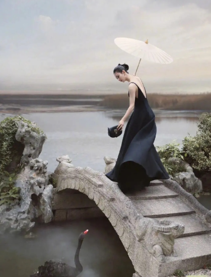 赵丽颖这张照片太绝了。
杂志采访中说：“天鹅看见丽颖自己就过来了” ​​​