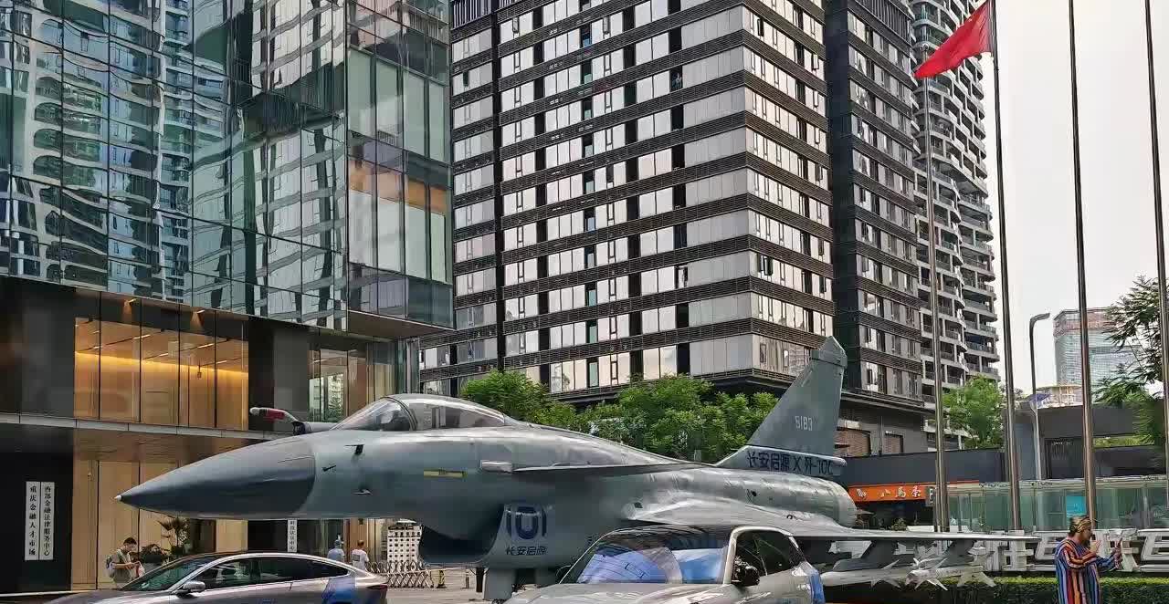 长安汽车厉害啊，竟然把歼十请来打广告！

近日有网友发现一架歼十战机和两辆长