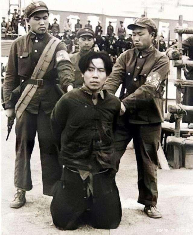 1951年6月13日，华北军区军械处科长程斌正举着一把黑伞在大雨中行走，突然迎面