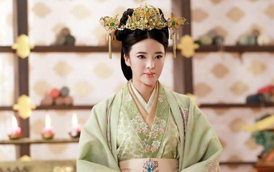 公元前108年，汉武帝一下朝就匆忙赶往李夫人寝宫。汉武帝伸手掀被子，柔声说道：“