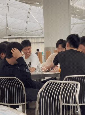 楚钦把整个国乒男队团结起来了，真的不愧是领军！好开心的国乒男队，等待转机的时候大