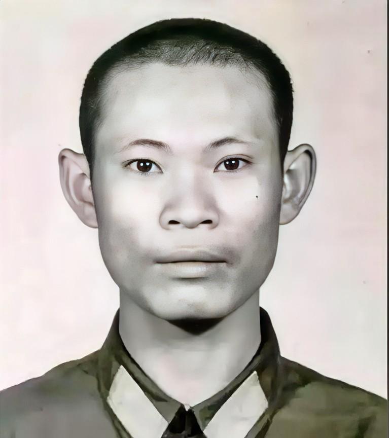 1984年，老山战役前线，142号高地上14名战士无人指挥，他们的排长刚刚牺牲了