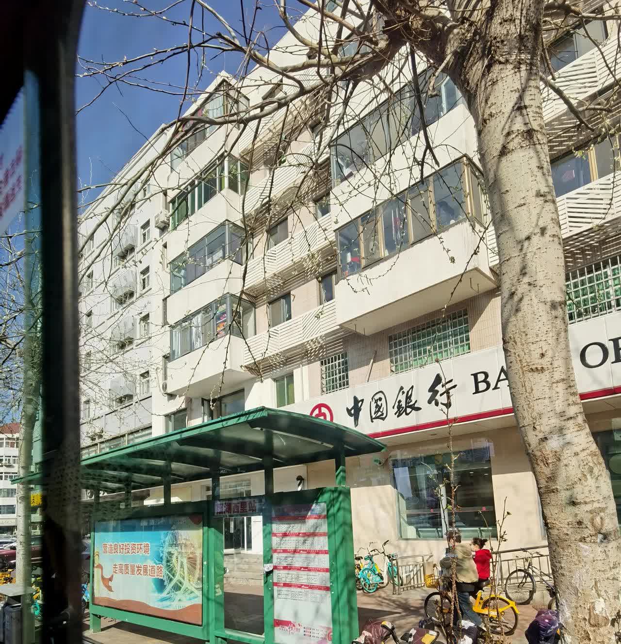 一站上来23个“敬老卡”，基本满足了目前一辆公交车的容量了，然后是先上来的老头儿