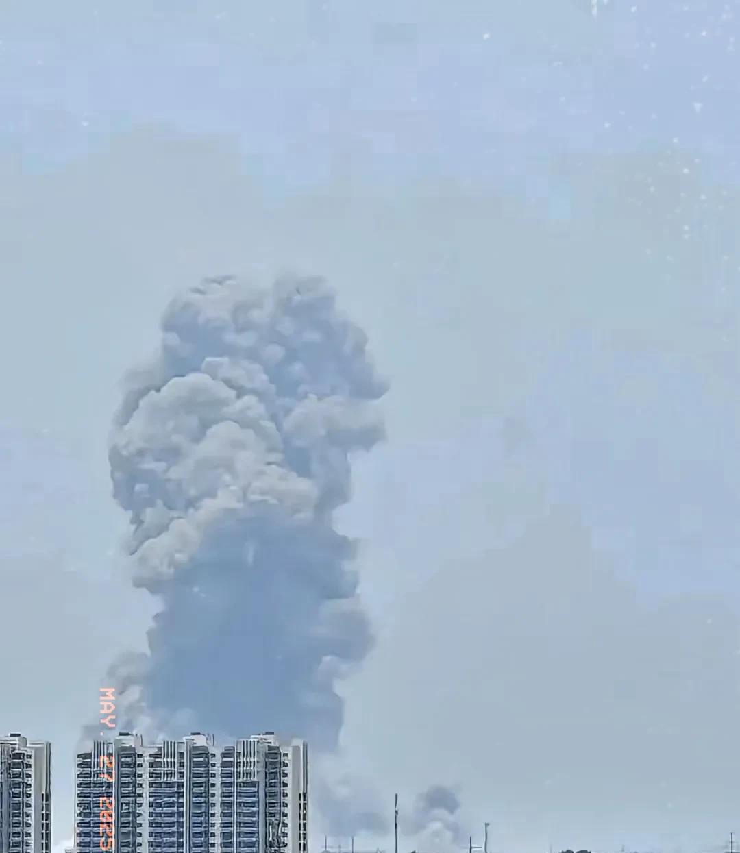“我从来没有见过这么大的场面，浓烟都能把楼烟盖住，四散逃跑的人比鬼节都多。”他说