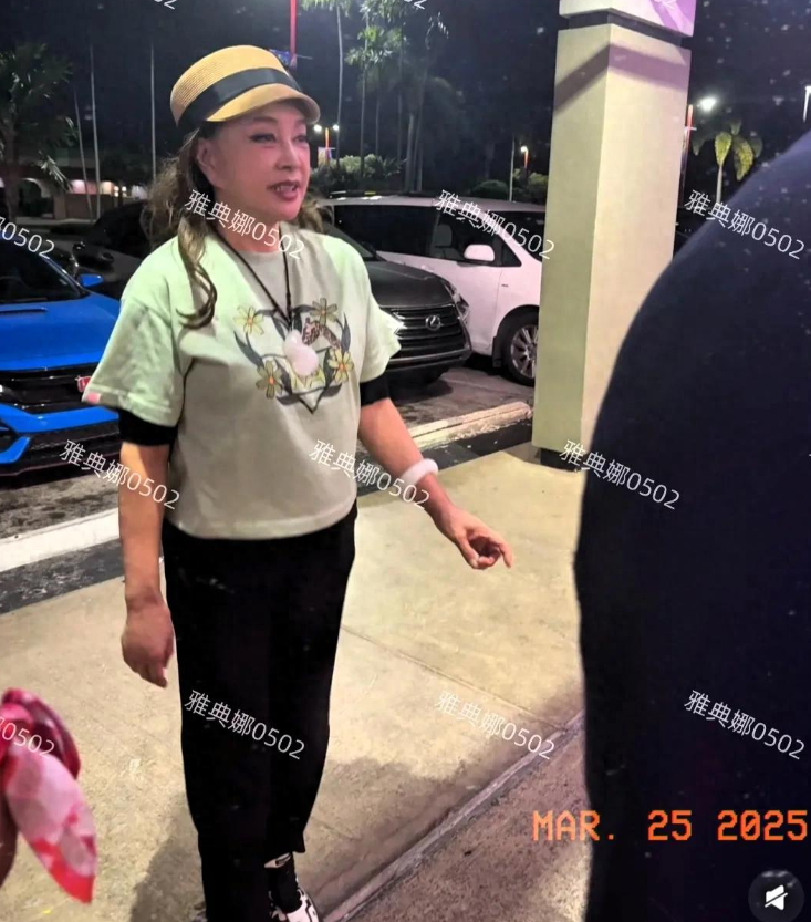 刘晓庆真的很有活力身材匀称腿很细气色红润神采奕奕一点不像74岁