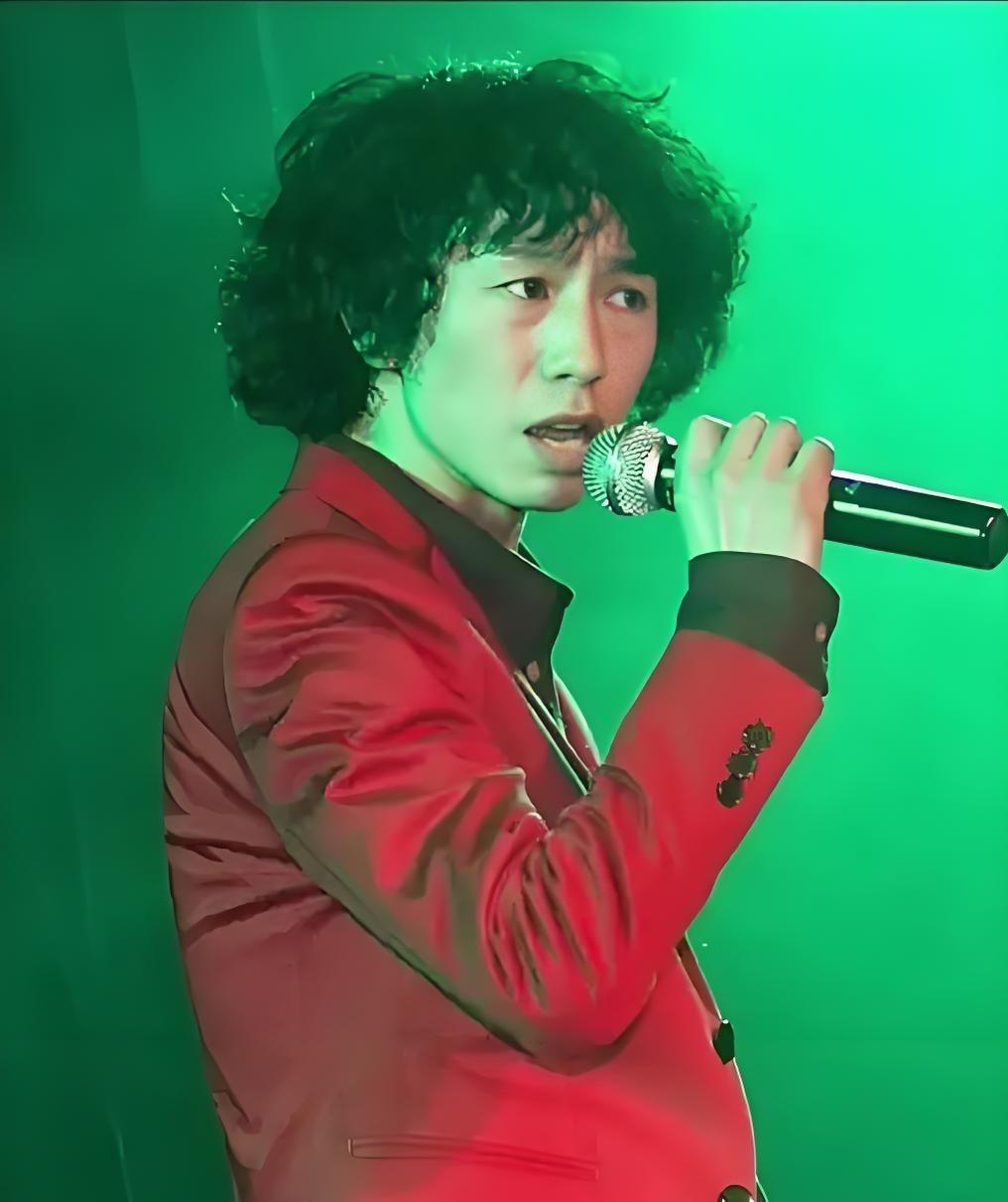 庞麦郎演唱会的爆火，源于他极具张力的舞台表现与观众情绪的极致共鸣。那种毫无保留的