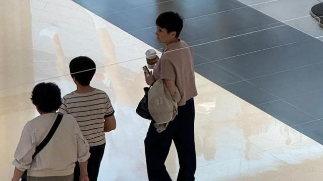 偶遇四太梁安琪，穿10CM内增高带娘家人逛街，拎35W爱马仕真低调