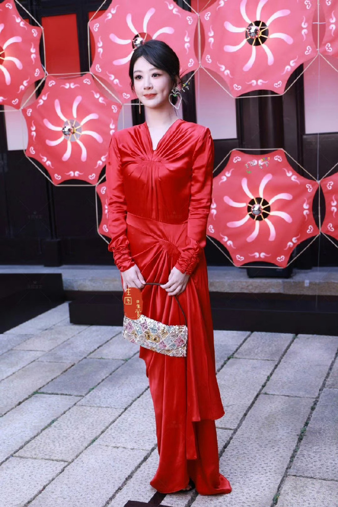 杨紫参加 VALENTINO的活动，这状态太可以了吧～