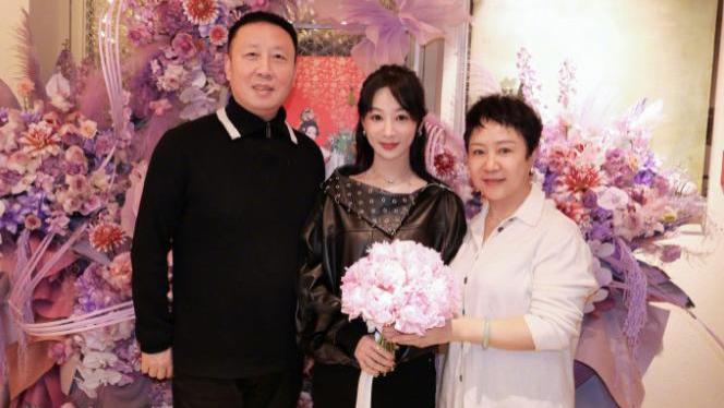 杨紫33岁生日晒全家福，杨爸杨妈气质出众好年轻，一家三口好幸福