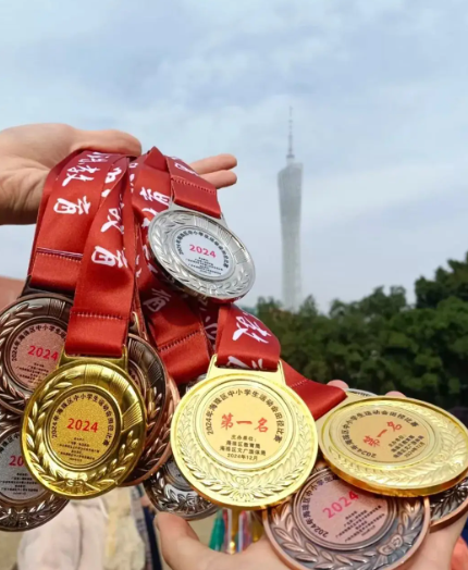 田径世锦赛中国历届奖牌一览；

25年，4枚奖牌，2银2铜；

23年，2枚奖牌
