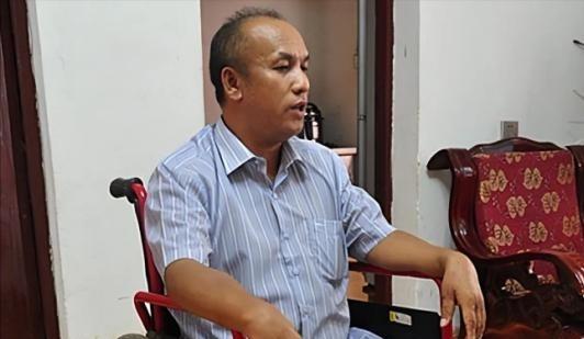 1996年，贵州一保安殴打一名失去双腿的三轮车司机。然而，当警察看到残疾司机的身