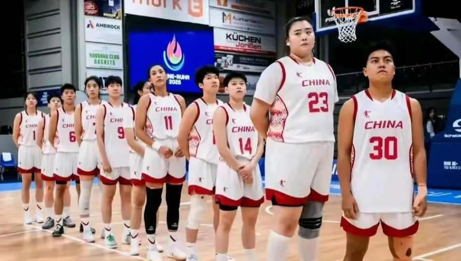 中国女篮在莱茵鲁尔大运会上再次遇到日本队，这场比赛打得特别激烈。刚开始，中国姑娘