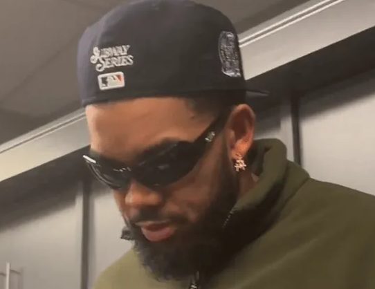 NBA常规赛，尼克斯111-121不敌雄鹿。赛后，卡尔-安东尼-唐斯接受了采访，