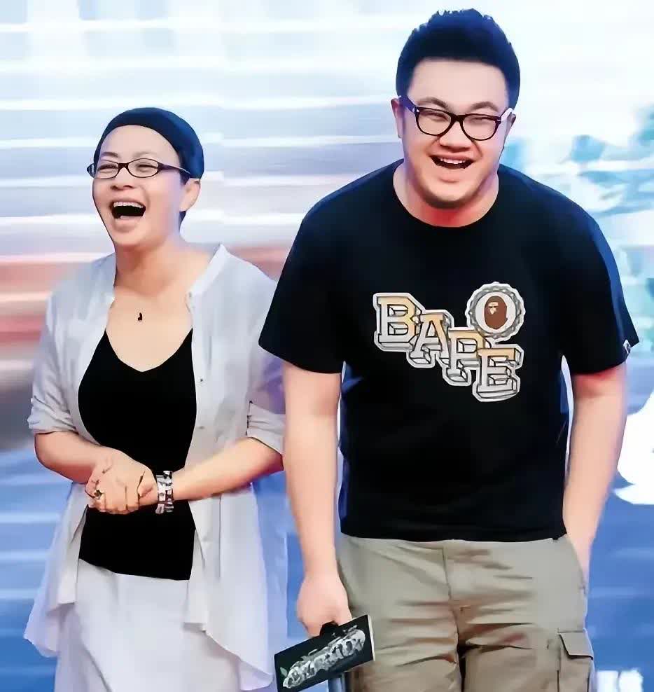 英达最错的事，就是不该把他与宋丹丹的矛盾，转嫁到儿子巴图身上。

明明是他和
