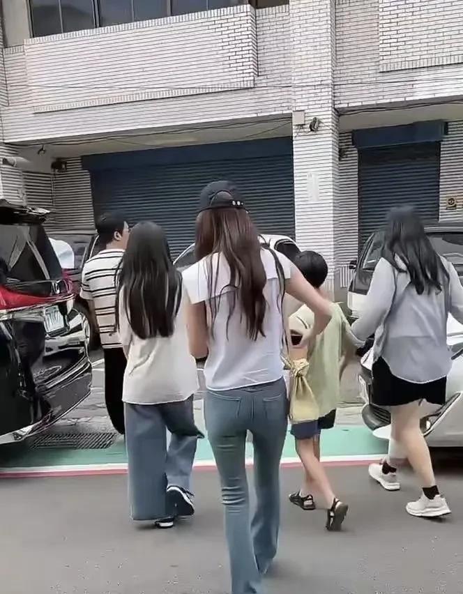 汪小菲的父爱实在是太单薄了，因为两个孩子的妈妈都不在了，居然让两个孩子在台湾和保