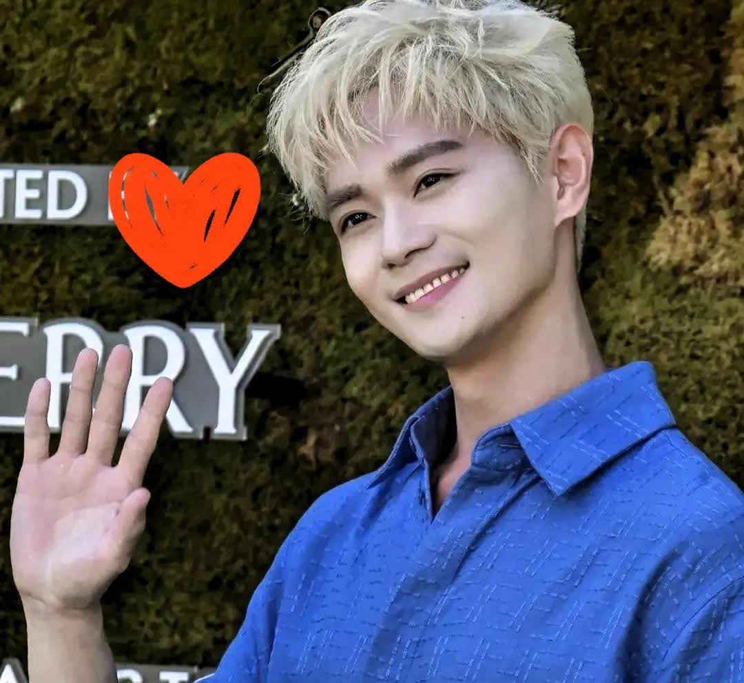 今天，
曹骏突然上了热搜
不是因为新戏，而是被拍到
和女生牵手约会！照片里