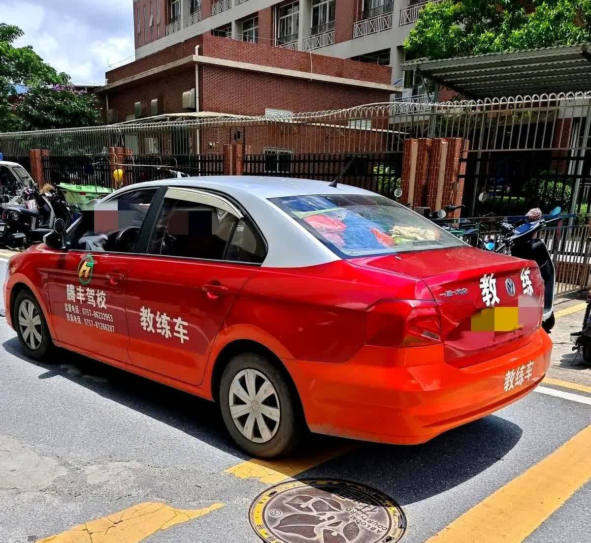 准大学生报名考驾照，今天忙了一上午，把小孩报名考驾照的事办好了，报名费已交付

